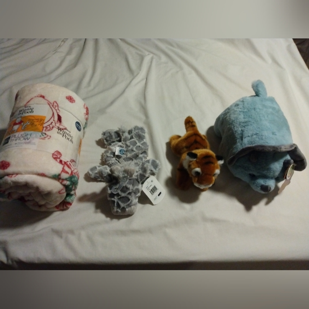 Disney Winnie the Pooh Blanket and Plush Set - Picture 1 of 16